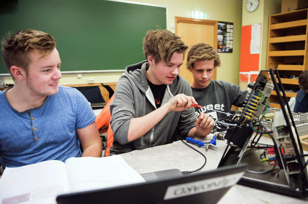 Elever som arbeider sammen på skolen