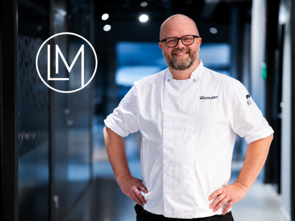 Smilende kok i moderne restaurantlobby